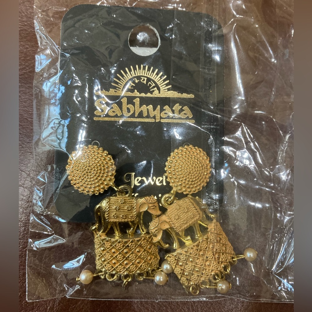 NIP Goldtone Elephant Dangling Earrings